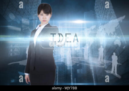 Das Wort Idee und fokussierte Geschäftsfrau gegen glänzende Stadtbild zeigt auf schwarzem Hintergrund Stockfoto