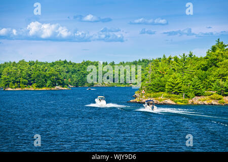 Sportboote auf blauen Wassern des Georgian Bay in der Nähe von Parry Sound, Ontario Kanada Stockfoto