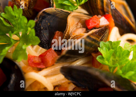 Muscheln in Tomatensauce Stockfoto