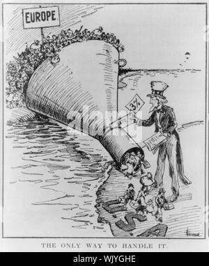 Illus. für Artikel ein alien Antidumpingmaßnahmen Rechnung in der Literary Digest, 7. Mai 1921, S. 13, Nachdruck eine Karikatur von Hallhan für Vorsehung Abend Bulletin, Bridging Atlantic mit top in Europa Trichter vollgestopft mit Emigranten und in US-amerikanischen mit Uncle Sam unten Genehmigungsverfahren Einwanderer durch auf Erhaltungsladung Stockfoto