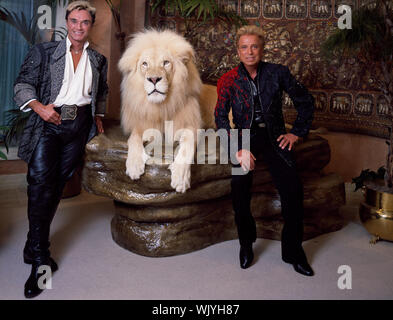 Illusionisten Siegfried (rechts) und Roy (und Freund), Las Vegas, Nevada Stockfoto