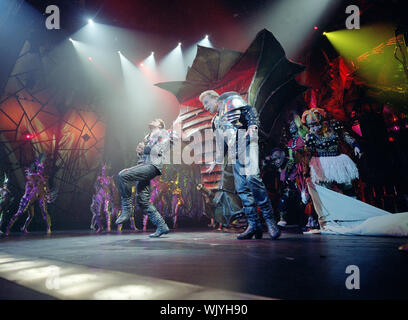 Illusionisten Siegfried (rechts) und Roy und Freunde auf der Bühne im Mirage Hotel, Las Vegas, Nevada, nur wenige Monate vor der Karriere von Roy Horn - Deaktivieren von Übel zurichten von einem weißen Tiger im Jahr 2003 Stockfoto