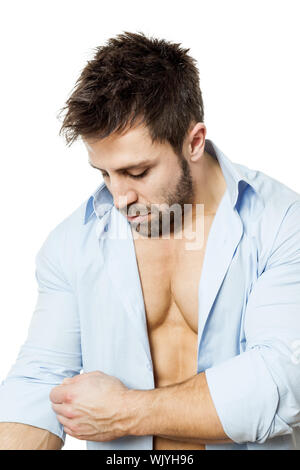 Ein stattlicher Mann mit einem Bart roll up Hülse Stockfoto