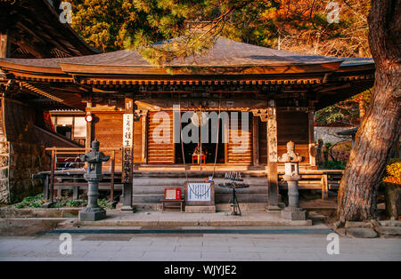 DEC 3, 2018 Yamagata, Japan - Nenbutsu Halle alte Gebäude aus Holz Buddha Schrein unter Abendlicht und Kiefer in Yamadera Risshaku ji Temple Stockfoto