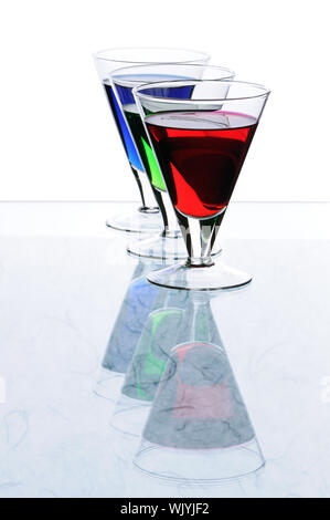 Drei transparente Gläser mit bunten drinks Stockfoto