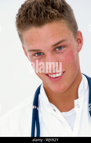 Junger Arzt lächelnd Stockfoto