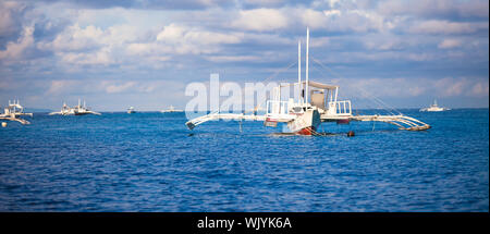 Großen Katamaran auf dem offenen Meer in der Nähe von Bohol island Stockfoto