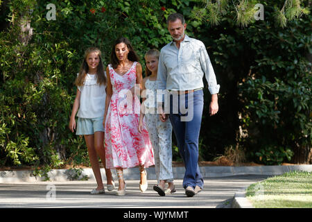 Palma de Mallorca/Spanien - August 4, 2019: Spanien königlichen Familie König Felipe und Letizia mit Prinzessin Leonor und Sofia im Marivent Palast dar Stockfoto