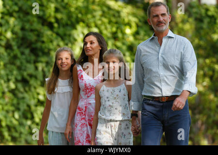 Palma de Mallorca/Spanien - August 4, 2019: Spanien königlichen Familie König Felipe und Letizia mit Prinzessin Leonor und Sofia im Marivent Palast dar Stockfoto