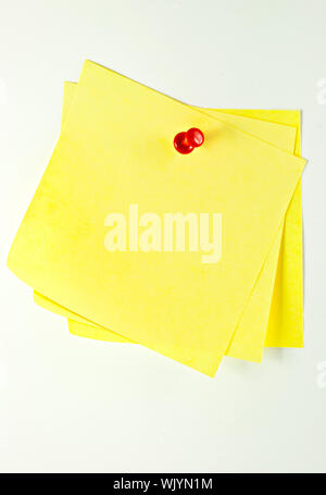 Drei gelbe klebrigen Papier Mit einem Stift auf einem weißen Hintergrund. Stockfoto