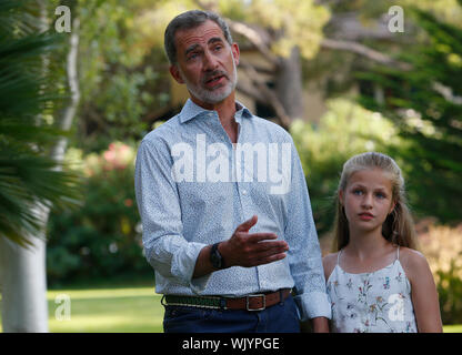 Palma de Mallorca/Spanien - August 4, 2019: Spanien königlichen Familie König Felipe und Letizia mit Prinzessin Leonor und Sofia im Marivent Palast dar Stockfoto