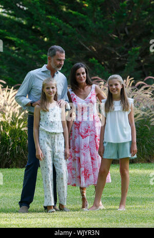 Palma de Mallorca/Spanien - August 4, 2019: Spanien königlichen Familie König Felipe und Letizia mit Prinzessin Leonor und Sofia im Marivent Palast dar Stockfoto