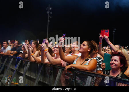 Calvia, Mallorca/Spanien - 31. August 2019: Öffentliche genießen, während spanische Sänger David Bisbal führt live während seiner 2019 Promotion Tour in der Nähe der Villag Stockfoto