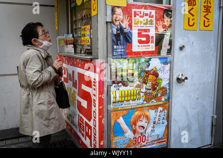 Japanische Frau am Kiosk, Shibuya, Tokio, Japan Stockfoto