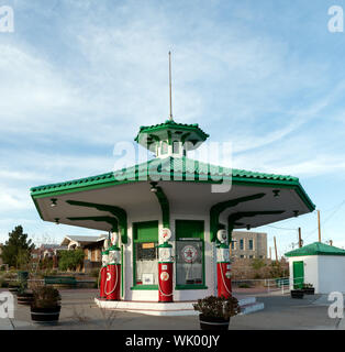 Im Jahr 2008, fast 90 Jahre nachdem es gebaut wurde, war dies 1919 Tankstelle in El Paso, Texas, wurde von Antiquitäten Geschäft Inhaber Stange Davenport wiederhergestellt Stockfoto