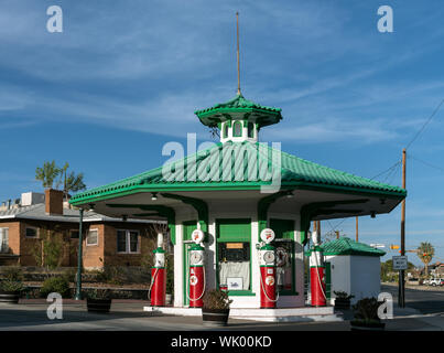 Im Jahr 2008, fast 90 Jahre nachdem es gebaut wurde, war dies 1919 Tankstelle in El Paso, Texas, wurde von Antiquitäten Geschäft Inhaber Stange Davenport wiederhergestellt Stockfoto