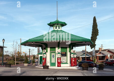 Im Jahr 2008, fast 90 Jahre nachdem es gebaut wurde, war dies 1919 Tankstelle in El Paso, Texas, wurde von Antiquitäten Geschäft Inhaber Stange Davenport wiederhergestellt Stockfoto