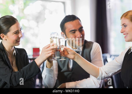 Glücklich Geschäftspartner mit Champagner zu feiern Stockfoto