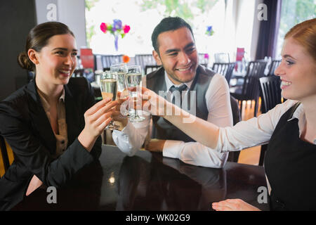 Drei Geschäftsleute rösten ihren Erfolg Stockfoto