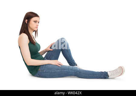 Nachdenklich attraktive Brünette sitzen Stockfoto