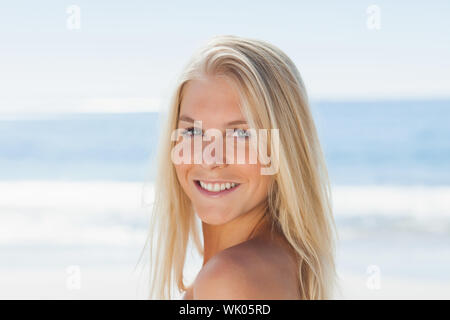 Nahaufnahme der blonden Frau lächelt in die Kamera Stockfoto