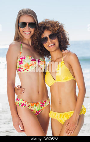 Zwei hübsche Freunde im Bikini posieren Sonnenbrille Stockfoto
