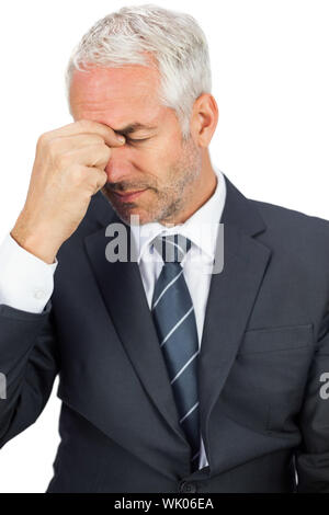 Verärgert Geschäftsmann seine Augen schließen und hielt seinen Kopf Stockfoto