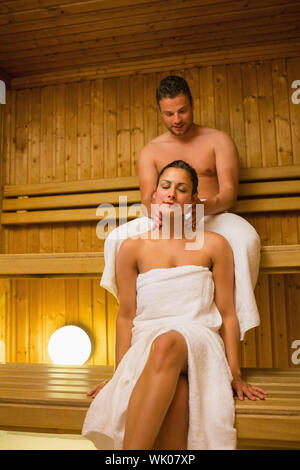 Mann mit seiner Freundin eine Nackenmassage in sauna Stockfoto