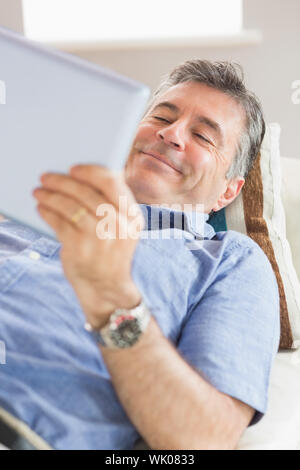 Glücklicher Mann mit einem TabletPC Stockfoto