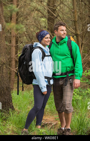 Lächelnde paar stehen in einem Wald Stockfoto