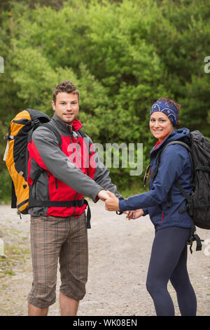 Liebespaar Los Wandern gemeinsam Hand in Hand Stockfoto