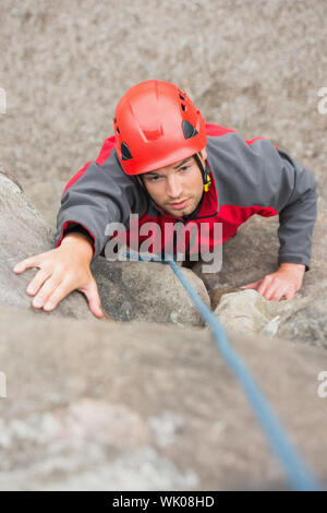 Fokussiert Man Felswand klettern Stockfoto