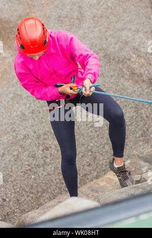 Fit Mädchen Abseilen Felswand Stockfoto