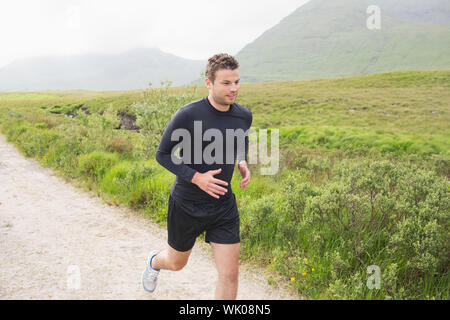 Fit Mann Joggen auf einem Pfad Stockfoto