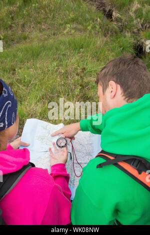 Paar mit Karte und Kompass Stockfoto