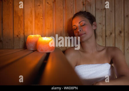 Glücklich Brünette Frau sitzt in der sauna Stockfoto