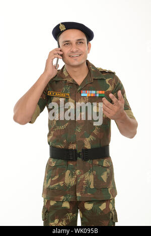 Soldat am Handy sprechen und Lächeln Stockfoto