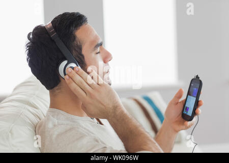 Inhalt gut aussehender Mann, Musik hören Stockfoto