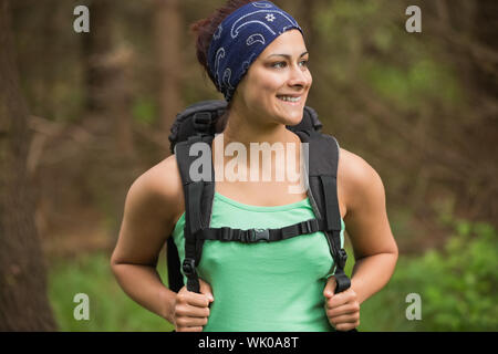 Glückliche Frau stehend in einem Wald Stockfoto