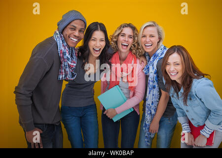 Modische Schüler nacheinander lächelnd auf weißer Hintergrund Stockfoto