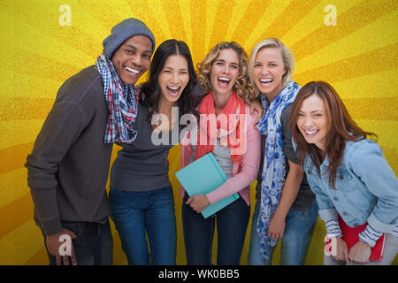 Modische Schüler nacheinander lächelnd auf weißer Hintergrund Stockfoto