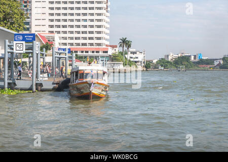 Bangkok, Thailand - 15. Dezember 2018: River Boat und Fähren in Chao Phraya Fluss in Bangkok, Thailand, Südostasien Stockfoto