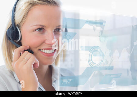 Blonde Callcenterarbeitskraft mit futuristischen holographische Schnittstelle Stockfoto