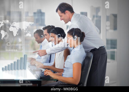 Gespräch mit seinen Mitarbeitern in einem Call-Center Manager Stockfoto