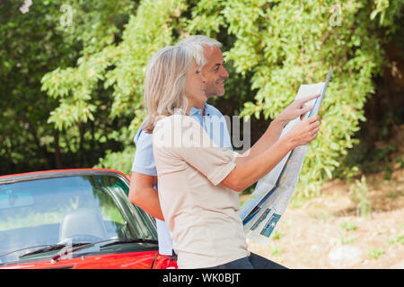 Älteres paar lesen Karte gemeinsam Lächeln Stockfoto