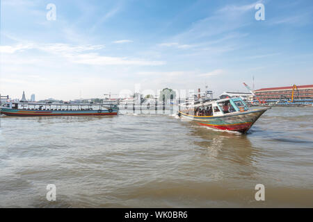 Bangkok, Thailand - 15. Dezember 2018: River Boat und Fähren in Chao Phraya Fluss in Bangkok, Thailand, Südostasien Stockfoto