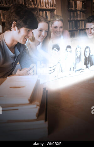 Lächelnde College-Freunde gerade Fotos auf futuristische Schnittstelle Stockfoto