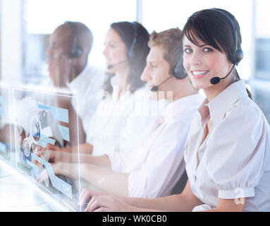 Hübsche Callcenterarbeitskraft mit futuristischen holographische Schnittstelle Stockfoto
