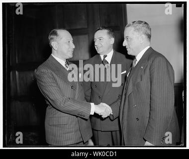 In Spotlight auf US-Lateinamerikanischen Einzelhändler Konferenz. Washington, D.C., November 1. Diese lateinamerikanische Diplomaten nahmen aktiv an der Konferenz teil, die heute mit United States Einzelhändler in Bemühungen, Mittel zur Steigerung der westlichen Hemisphäre Handel suchen. Das US-Handelsministerium Sponsor der Konferenz. Nach rechts: Dr. Cesar D. Andrade, Minister aus Ecuador, Eduardo Salazar, finanzielle Beratung von Ecuador, und Kapitän Doppelpunkt Eloy Alfaro, Botschafter von Ecuador. Botschafter Alfaro hält diesen Rang nur für die Dauer der Verhandlungen zwischen den Regierungen Ecuadors und P Stockfoto