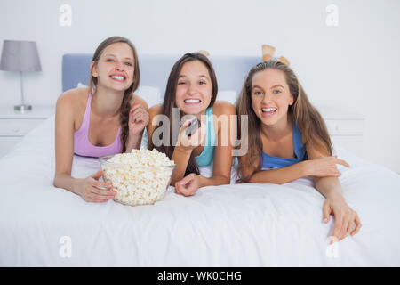 Freunde Essen Popcorn und lachen Stockfoto